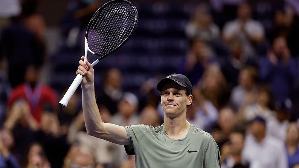 | Photo: AP/Adam Hunger : Jannik Sinner acknowledges the crowd after defeating Daniil Medvedev
